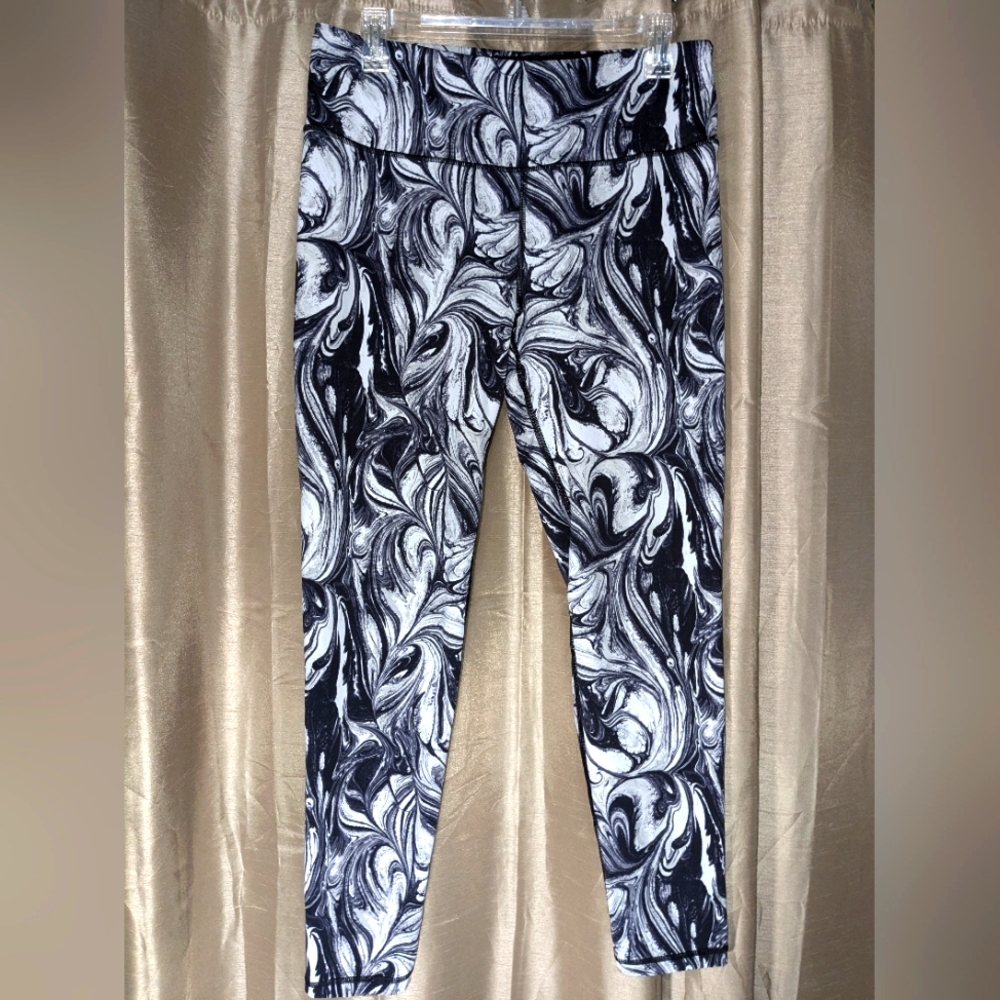 Victoria's Secret. Victoria Sport leggings. Like new. Large.